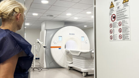 Ressonàncies magnètiques segures per a pacients amb dispositius electrònics i implants metàl·lics